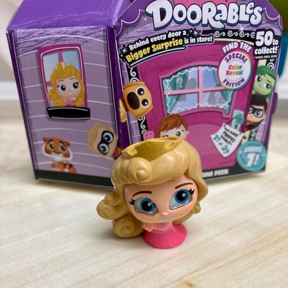 Disney Doorables Series 7 Aurora - Picture 1 of 6